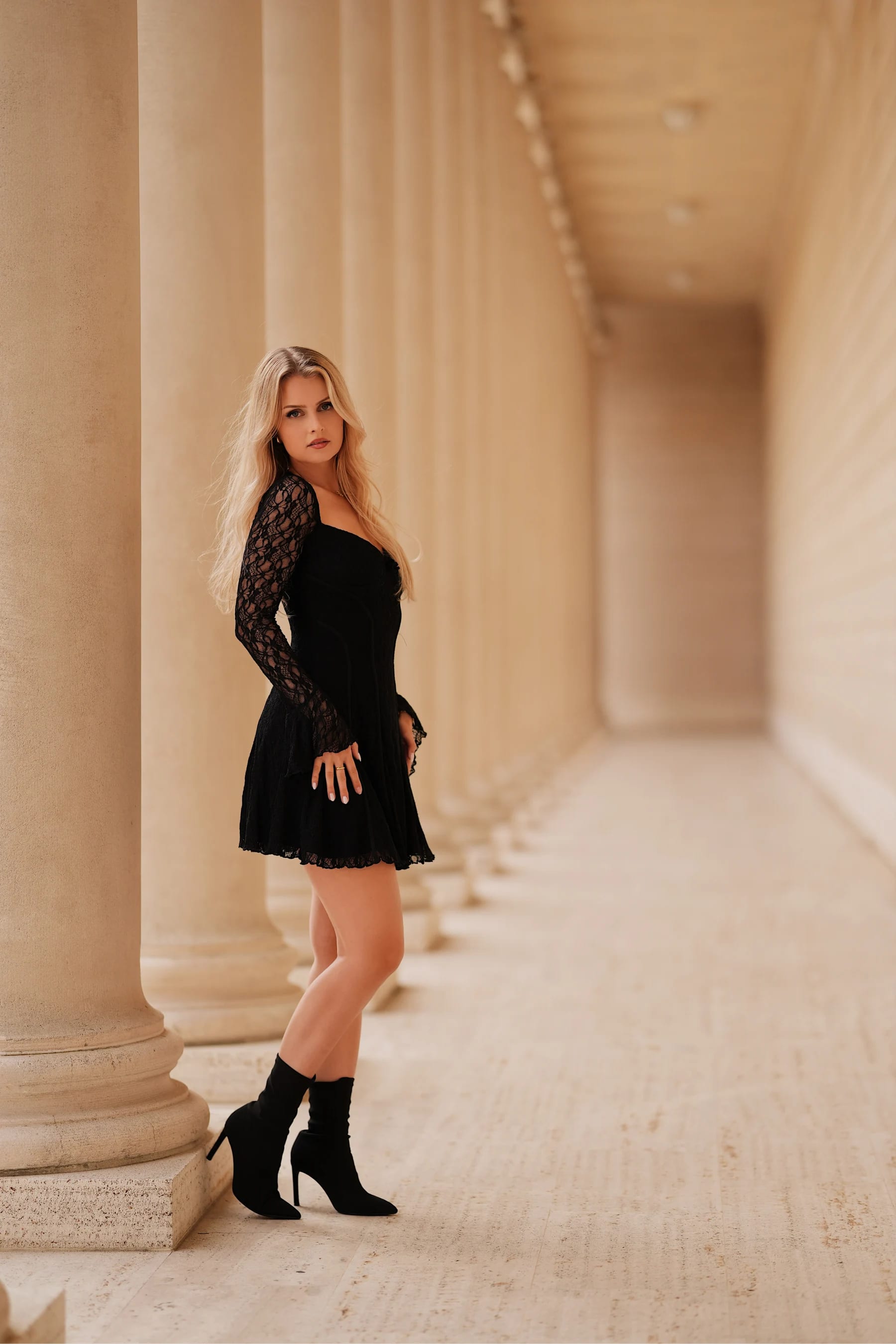 Anna posing against the colonnade at the Legion of Honor, San Francisco 1 of 7