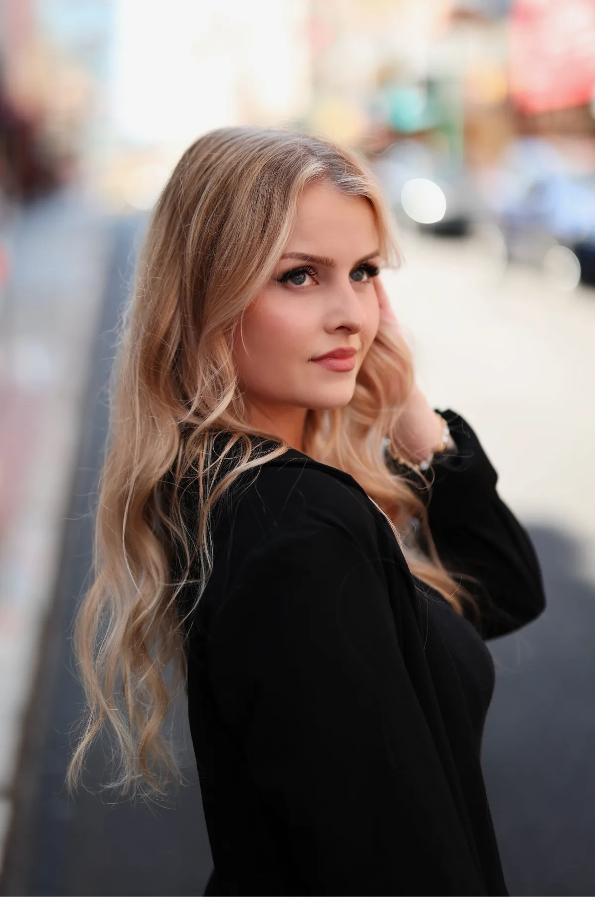 Canon EOS R6 Mark II portrait, RF 50mm f/1.2 L, Model: @anna.vsz